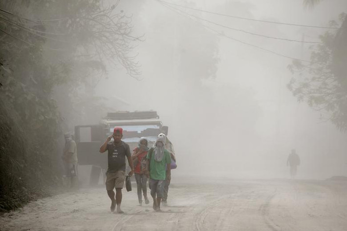 Theo hãng thông tấn Reuters, gần 40.000 người đã phải sơ tán khỏi khu vực gần núi lửa Taal do lo ngại nó có thể phun trào dữ dội bất cứ lúc nào. (Nguồn ảnh: Reuters)