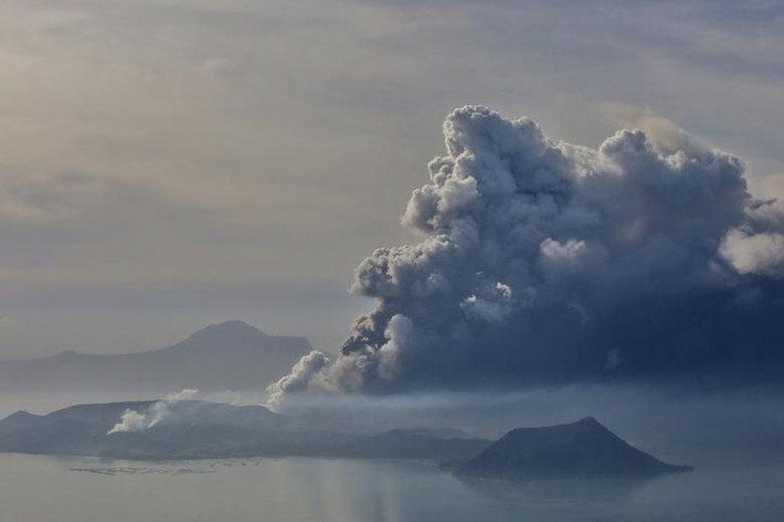 Núi lửa Taal phun trào tro bụi nhìn từ thành phố Tagaytay ngày 13/1.