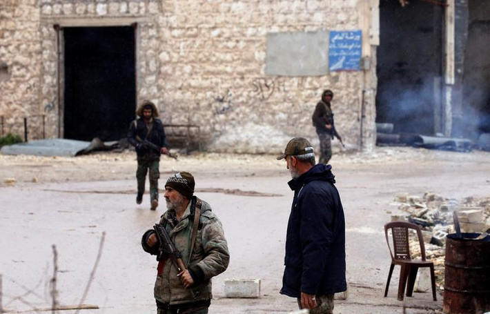 Các binh sĩ Syria đứng gác tại một chốt kiểm soát trên đường ở ngoại ô Maarat al-Numan ngày 30/1.