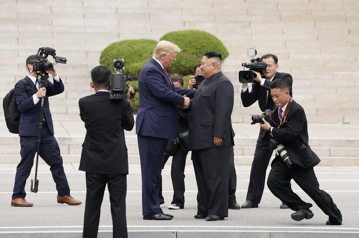 Cuối tháng 6/2019, Tổng thống Mỹ Donald Trump bắt tay nhà lãnh đạo Triều Tiên Kim Jong-un tại khu phi quân sự liên Triều (DMZ). Lời mời gặp ông Kim được ông Trump đưa ra thông qua một dòng trạng thái trên mạng xã hội Twitter cá nhân hôm 29/6. Ông Trump trở thành Tổng thống Mỹ đương nhiệm đầu tiên đặt chân đến quốc gia Đông Á này.