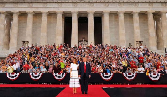 Bức ảnh chụp Tổng thống Trump và Đệ nhất phu nhân Melania tới dự sự kiện "Salute to America" mừng ngày Quốc khánh Mỹ 4/7 tại Đài tưởng niệm Lincoln ở thủ đô Washington ngày 4/7/2019.