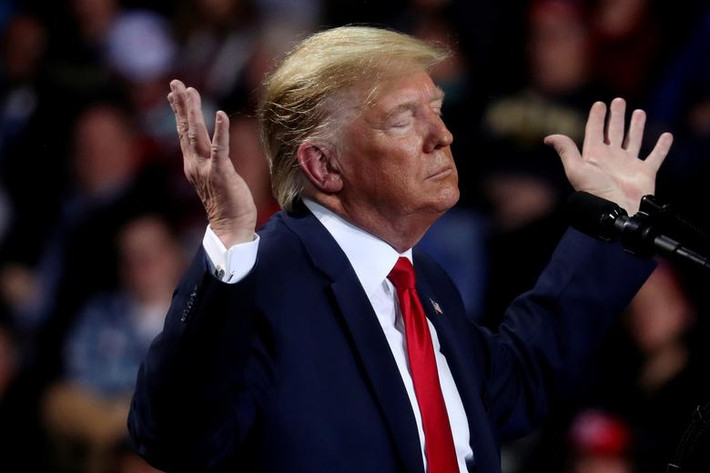 Trong 3 năm cầm quyền vừa qua, Tổng thống Trump đã ký nhiều sắc lệnh và đưa ra những quyết định khiến cả thế giới bất ngờ. Ảnh: Nhà lãnh đạo Mỹ phát biểu trong cuộc vận động tranh cử tại Battle Creek, Michigan, ngày 18/12/2019, cùng ngày Hạ viện bỏ phiếu luận tội ông. (Nguồn ảnh: Reuters)