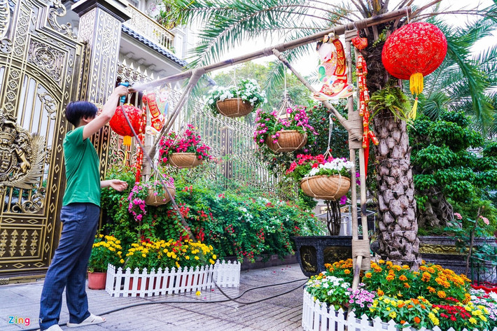 Còn giàn hoa trang trí này được đặt từ một công ty chuyên thiết kế có giá gần 10 triệu đồng.