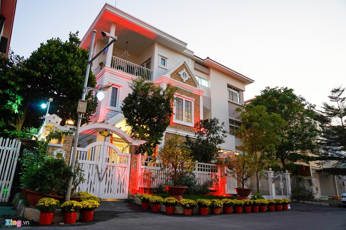 Tết về, những ngôi biệt thự nguy nga tại Phú Mỹ Hưng (quận 7, TP.HCM) lại khoác lên "chiếc áo" mới. Mỗi căn nhà nơi đây đều rực rỡ, lung linh theo cách riêng. Tục trang trí nhà cửa đón Tết này bắt nguồn từ truyền thống xa xưa của người Việt với tâm nguyện đầu năm đàng hoàng thì cuối năm sẽ hạnh phúc, ấm no.