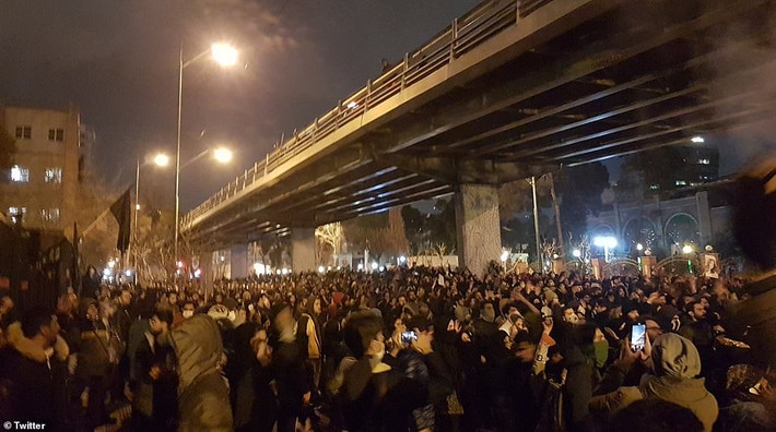 Trong khi đó, một số người biểu tình Iran quá khích còn xé ảnh của Tướng Iran Qassem Soleimani, người thiệt mạng trong vụ không kích của Mỹ tại Baghdad, Iraq, ngày 3/1.