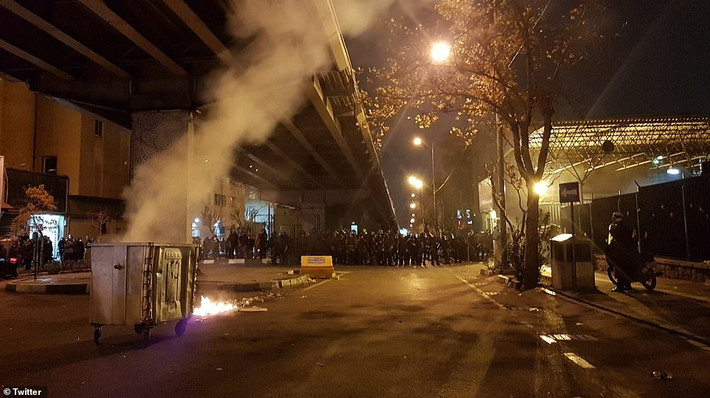 Cảnh sát chống bạo động Iran được triển khai để trấn áp đám đông người biểu tình phản đối chính quyền.