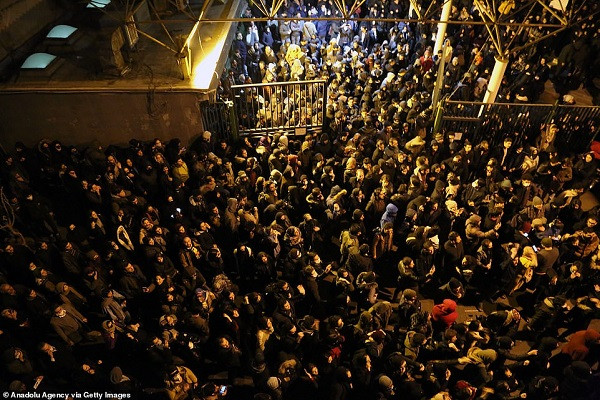 Tại Đại học Amirkabir, hàng trăm người có mặt tại đây kêu gọi Lãnh tụ tối cao Iran Ayatollah Ali Khamenei từ chức.
