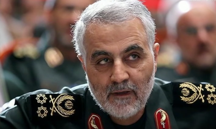Tướng Soleimani sinh ngày 11/3/1957 tại làng Qanat-e Malek, tỉnh Kerman, trong một gia đình nông dân nghèo. Thời trẻ, ông đã chuyển tới thành phố Kerman và làm công nhân xây dựng để kiếm tiền trả nợ thay cha. Ảnh: MI.