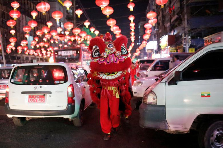 Đường phố Yangon, Myanmar, vài ngày trước Tết. Ảnh: Reuters.
