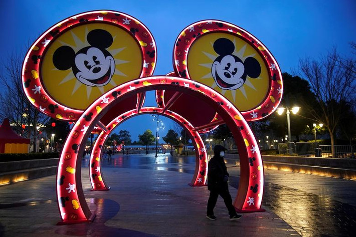 Bức ảnh được chụp tại khu Shanghai Disney Resort ở Thượng Hải, Trung Quốc, hôm 24/1. Ảnh: Reuters.