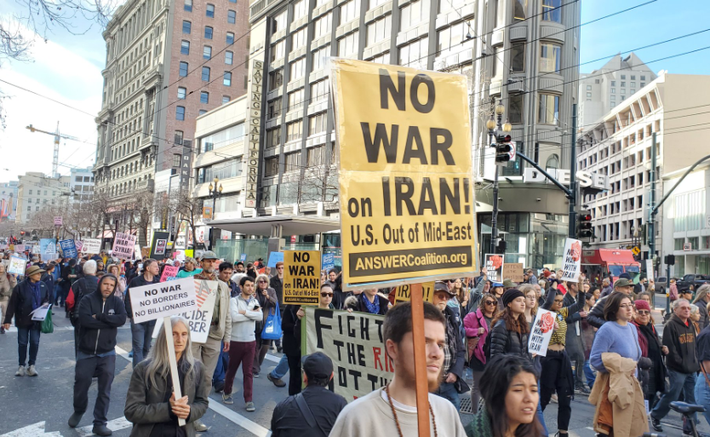 Người dân mang theo khẩu hiệu phản đối chiến tranh với Iran tuần hành ở San Francisco, bang California.