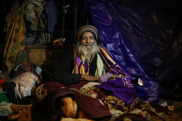Theo Al Jazeera, chính quyền New Delhi đã thiết lập gần 200 nơi trú ẩn ban đêm tạm thời nhưng vẫn không đủ chỗ cho tất cả những người vô gia cư trong thành phố. Được biết, hàng trăm người đã phải ngủ ngoài trời trong cái lạnh giá của mùa đông. (Nguồn ảnh: Al Jazeera)
