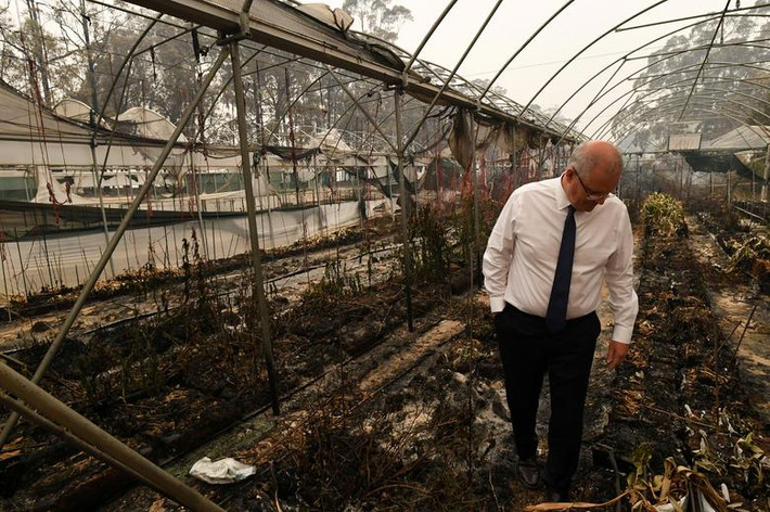Thủ tướng Australia Scott Morrison thăm trang trại Wildflower đã bị thiêu rụi ở Sarsfield, Victoria, ngày 3/1.