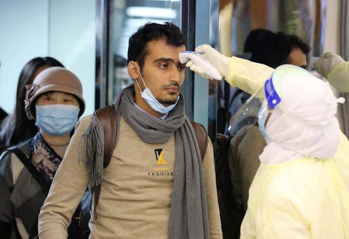 Các hành khách đến từ Trung Quốc được kiểm tra thân nhiệt tại sân bay quốc tế King Khalid ở Riyadh, Saudi Arabia, hôm 29/1.