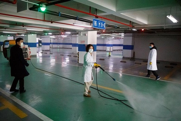 Nhân viên phun thuốc khử trùng trong hầm để xe của một tòa nhà ở tỉnh Hồ Nam, Trung Quốc, hôm 29/1.