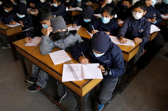 Các em học sinh đeo khẩu trang để phòng nhiễm bệnh trong lớp học ở Thimi, Bhaktapur, ngày 29/1, sau khi Nepal xác nhận trường hợp đầu tiên nhiễm virus corona.