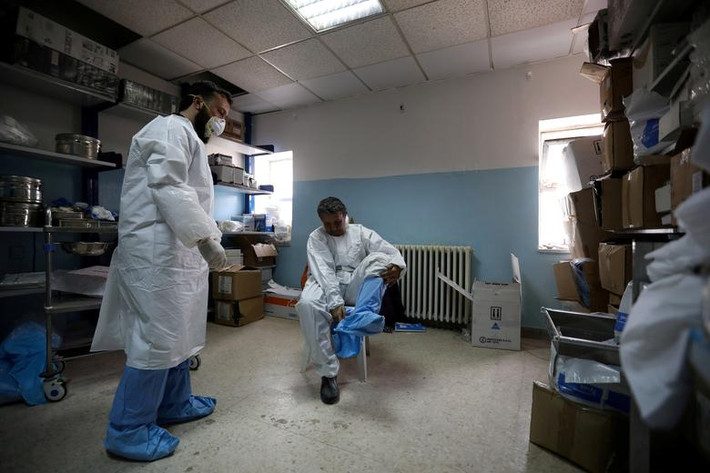 Nhân viên y tế mặc đồ bảo hộ tại bệnh viện Al-Bashir ở Amman, Jordan, ngày 28/1.