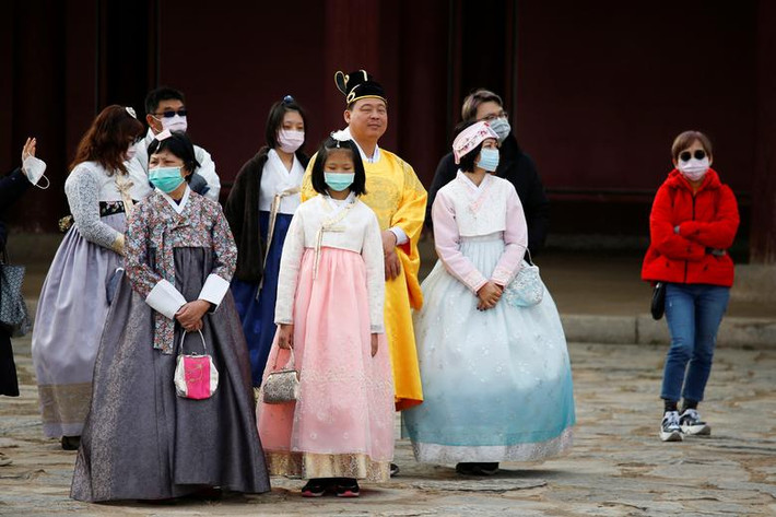 Các du khách đeo mặt nạ để ngăn nhiễm virus corona tại Seoul, Hàn Quốc, ngày 29/1.