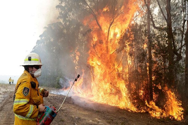 Theo The Sun, hàng trăm đám cháy rừng ở Australia đã tàn phá nặng nề quốc gia này, khiến ít nhất 28 người thiệt mạng và 2.000 ngôi nhà bị phá hủy. (Nguồn ảnh: CNN)