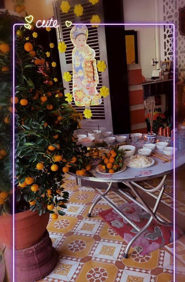 Mâm cúng tất niên cũng đã được Tiểu Vy tự tay sửa soạn.