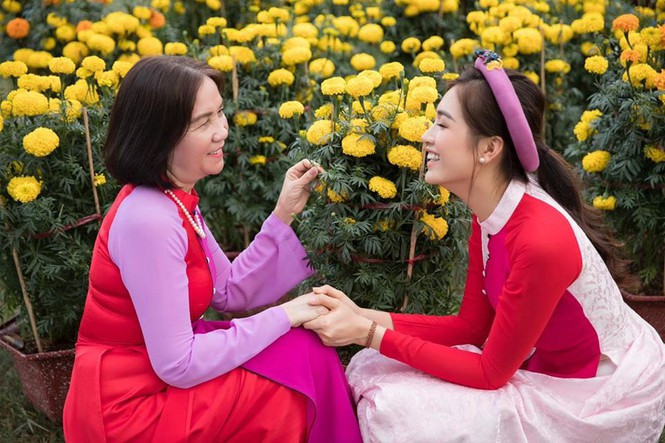 Á hậu Lệ Hằng và mẹ diện áo dài đi ngắm chợ Hoa.