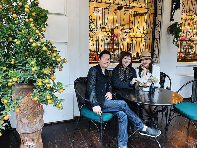 Á hậu Tường San cùng gia đình thảnh thơi đi uống trà chiều ngày 30 Tết.