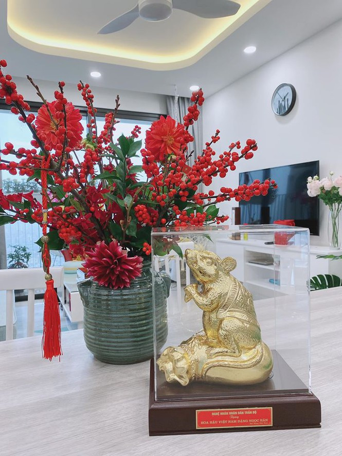 Bên trong căn hộ của Hoa hậu Ngọc Hân là bình đào đông đỏ rực, hứa hẹn một năm nhiều may mắn. Cô còn được tặng một chút chuột vàng đầy ấn tượng và độc đáo.