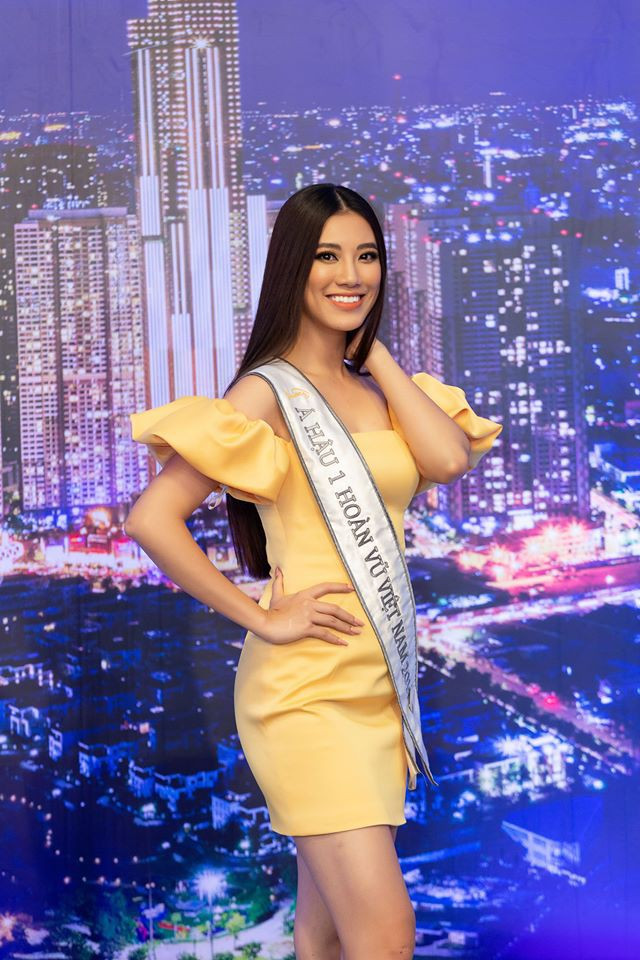 Kim Duyên gợi cảm trong bộ đầm vàng