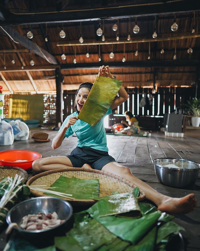 H'Hen Niê giản dị gói bánh Tét.