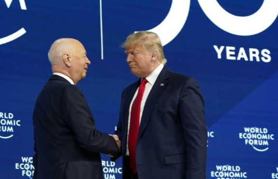 Ông Trump bắt tay nhà sáng lập Diễn đàn Kinh tế Thế giới Klaus Schwab ngày 21/1.