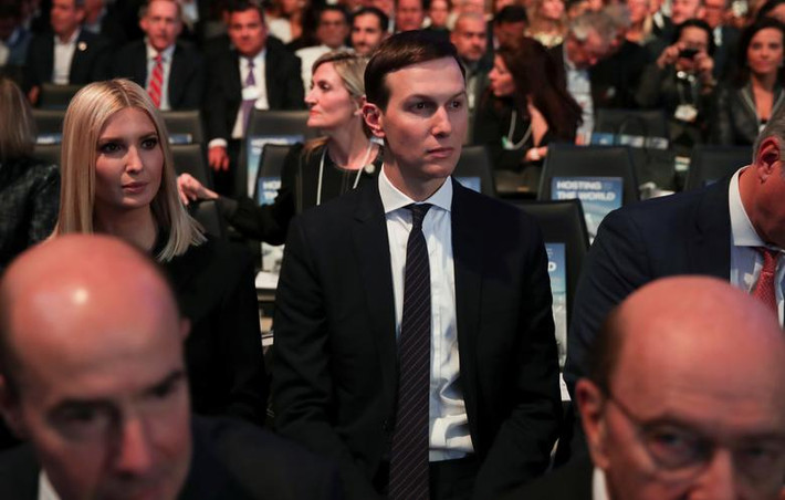 Ivanka, con gái của ông Trump, cùng chồng, Jared Kushner, lắng nghe bài phát biểu của tổng thống.