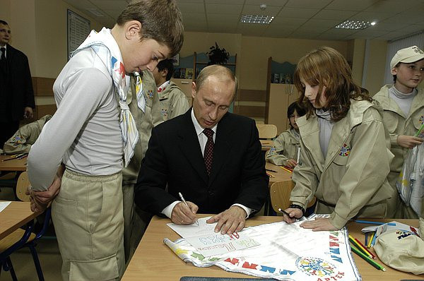 Các nhà lãnh đạo của Nga và Ukraine, cùng với người đứng đầu Cộng hòa Bắc Ossetia-Alania thuộc Nga, Alexander Dzasokhov, đã đi thăm các lớp học của trường học Артек.