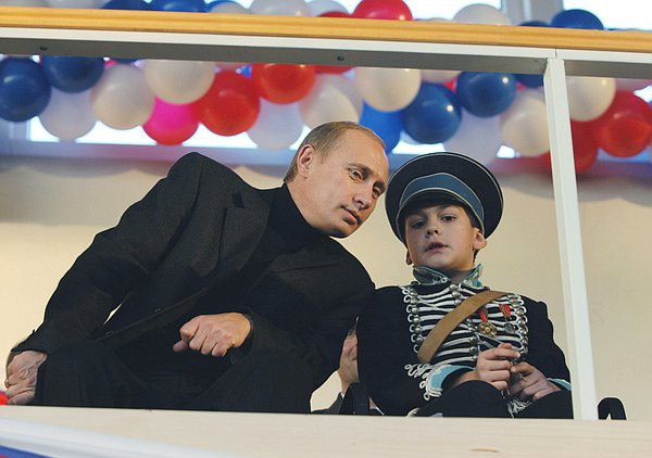 Tổng thống Nga Putin chúc mừng học sinh và giáo viên trường đua ngựa ở vùng Moscow nhân ngày khai giảng.
