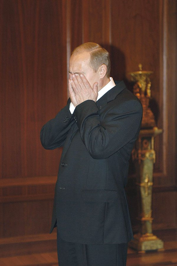 21h15 ngày 23/10/2002, những kẻ trang bị vũ khí đã xông vào nhà hát ở Dubrovka, Moscow. Thời điểm đó, hơn 700 người đang thưởng thức vở nhạc kịch Nga nổi tiếng Nord-Ost. Những kẻ khủng bố đã bắt họ làm con tin và cô lập tòa nhà. Trong ảnh là phản ứng của ông Putin ngay sau khi nhận được tin dữ. Vụ việc khiến ít nhất 130 người thiệt mạng.