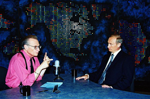 Ông Putin trả lời người dẫn chương trình kênh truyền hình Mỹ CNN Larry King về tai nạn tàu ngầm hạt nhân Kursk khiến 118 người chết ở biển Barents.