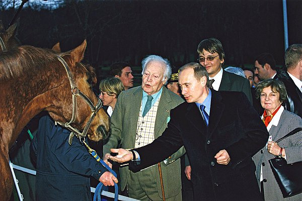 Trong cuộc gặp ở ngôi nhà ngoại ô của Putin tại Novo-Ogaryovo, Moscow, nhà văn Pháp Maurice Druon đã tặng tổng thống Nga những tác phẩm mới bằng tiếng Nga. Trong ảnh, ông Putin đến thăm nhà văn Druon ở Pháp một tháng sau đó.