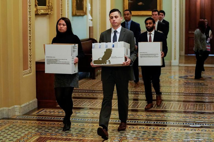 Các nhân viên mang những thùng đựng tài liệu tới văn phòng của ông Chuck Schumer trước khi phiên tòa diễn ra.