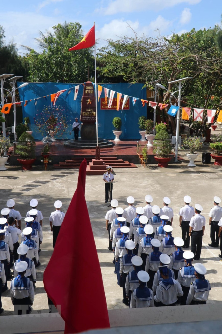 Lễ chào cờ vào sáng mùng 1 Tết Canh Tý 2020 của cán bộ chiến sĩ đảo Sinh Tồn, quần đảo Trường Sa, tỉnh Khánh Hòa.