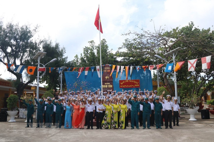 Quân và dân trên đảo Sinh Tồn, quần đảo Trường Sa, tỉnh Khánh Hòa gửi lời chào, chúc mừng năm mới về đất liền vào sáng mùng một Tết Canh Tý 2020.
