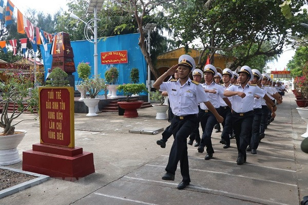 Nghi lễ duyệt đội danh dự vào sáng mùng 1 Tết Canh Tý 2020 của cán bộ chiến sĩ đảo Sinh Tồn, quần đảo Trường Sa, tỉnh Khánh Hòa.