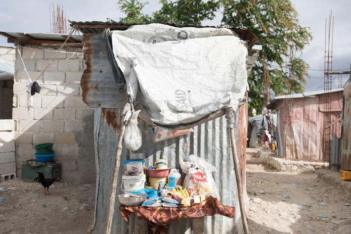 Hàng hóa được bày bán trong khu trại tạm bợ Caradeux dành cho người dân sơ tán ở Port-au-Prince ngày 10/1.