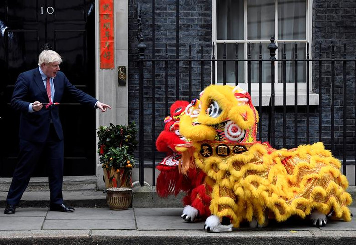 Màn biểu diễn múa lân trước văn phòng Thủ tướng Anh ở London ngày 24/1. Ảnh: Reuters.