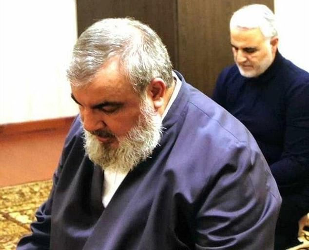 Truyền thông Iran đã công bố những bức ảnh này, cho thấy tình bạn giữa hai người khi tướng Soleimani cầu nguyện phía sau ông Nasrallah. Ảnh: Daily Mail.