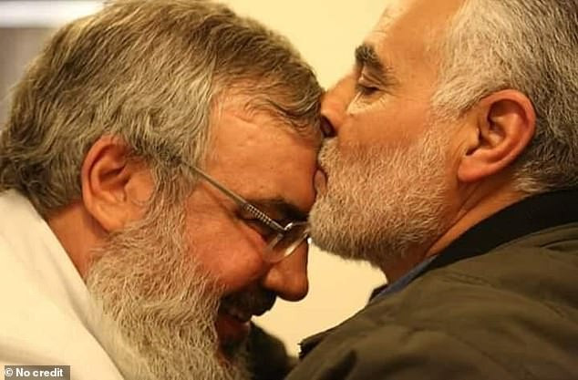 Các bức hình cho thấy tướng Soleimani gặp gỡ thủ lĩnh phong trào Hezbollah Hassan Nasrallah tại Beirut. Ảnh: Daily Mail.