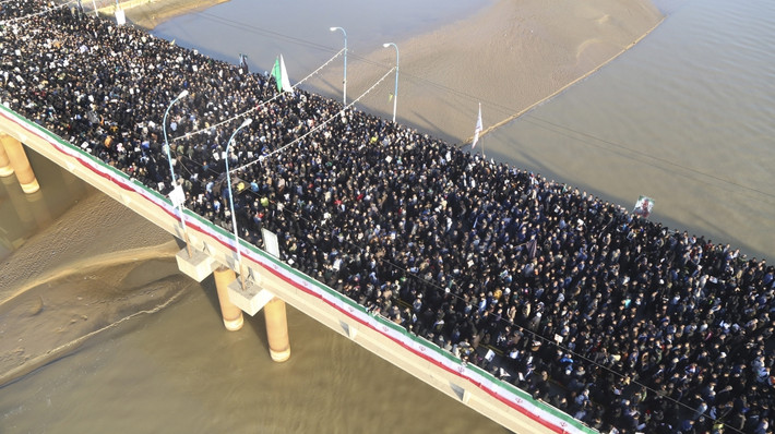 Dự kiến, linh cữu tướng Soleimani sẽ được đưa về thủ đô Tehran. Lãnh tụ tối cao Iran Ayatollah Ali Khamenei sẽ cầu nguyện trước linh cữu tại Đại học Quốc gia Tehran hôm 6/1.