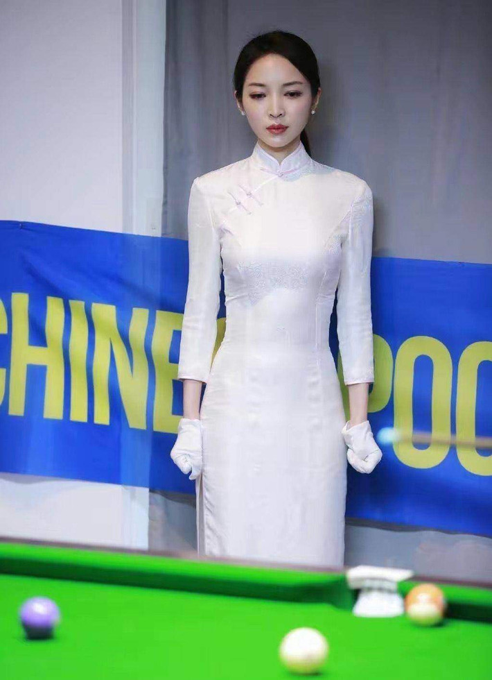 Một trong số những lần xuất hiện của nữ trọng tài xinh đẹp gây sốt MXH đó chính là khi cô diện sườn xám tại một trận thi đấu.