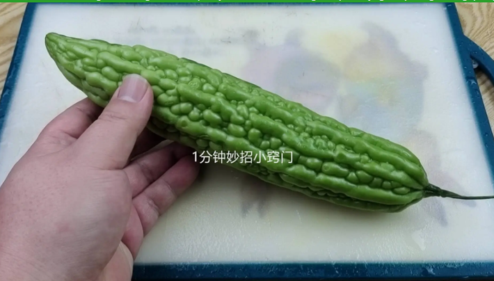 Mướp đắng rất giàu chất dinh dưỡng, bao gồm protein, chất béo, tinh bột, vitamin và các nguyên tố khác. Mướp đắng có thể ăn sống nhưng không nên ăn nhiều mỗi lần. (Ảnh: ABLW, BS)
