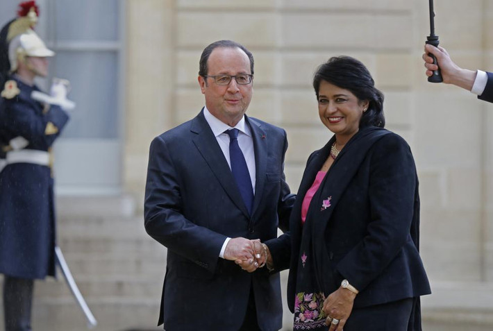 Nữ Tổng thống Mauritius Ameenah Gurib-Fakim (phải) bắt tay Tổng thống Pháp Francois Hollande ngày 30/3/2016.