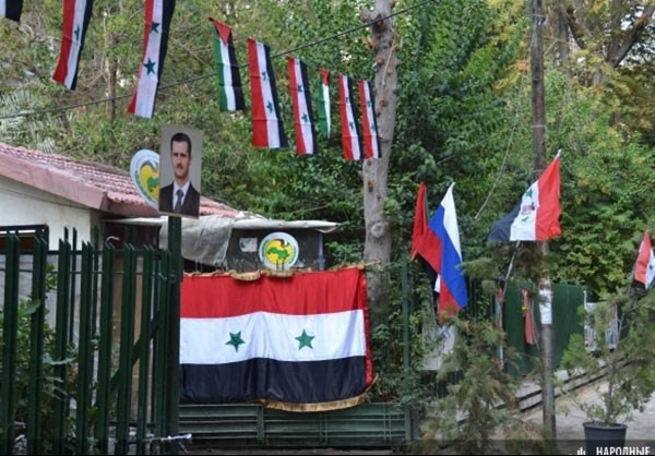 Quốc kỳ và ảnh chân dung Tổng thống Syria Bashar al-Assad treo đầy trên đường phố thủ đô Damascus.
