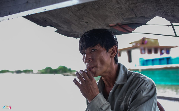 Lên thành phố ngót 20 năm, anh Toàn đã mưu sinh đủ thứ nghề. Bắt đầu từ bán dừa dạo, rồi chạy xe ôm, bốc vác... ngay nơi con sông này. Chiếc ghe lâu năm thuê hay hỏng hóc, anh mơ ước mua được cái lớn hơn mà không thể bởi có bao nhiêu tiền còn không đủ đóng học cho các con.